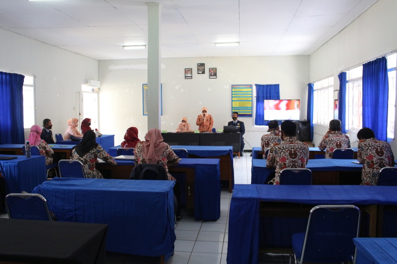 Ny. Tanti Djohn Amarul Membuka Diklat PKB Guru dan PTK  SMK Angkasa Kalijati Lanud Suryadarma