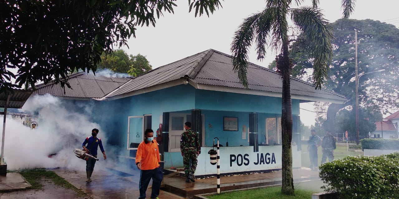 Lanud Suryadarma Cegah Wabah Demam Berdara Dengan Fogging di Lingkungan Perkantoran dan Pemukiman