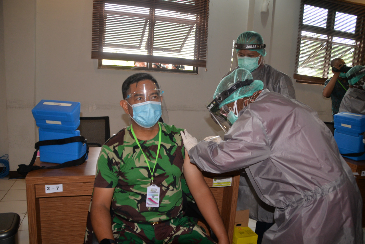 Danlanud Suryadarma Melaksanakan Vaksinasi Covid-19 Pertama Bersama Forkopimda Kab. Subang