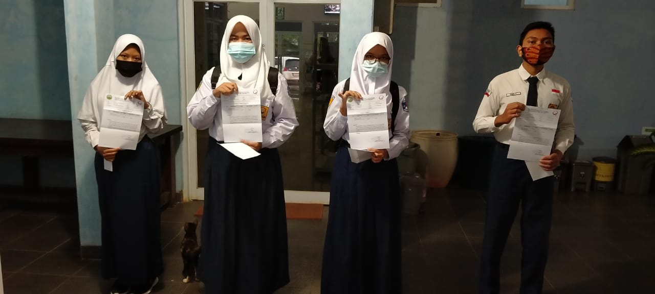 Empat Siswa Melaksanakan Tes Swab Antigen, Sebagai Persaratan Mengikuti Seleksi Tahap 1 PPDB SMA Pradita Dirgantara di Panitia Daerah Lanud Suryadarma.