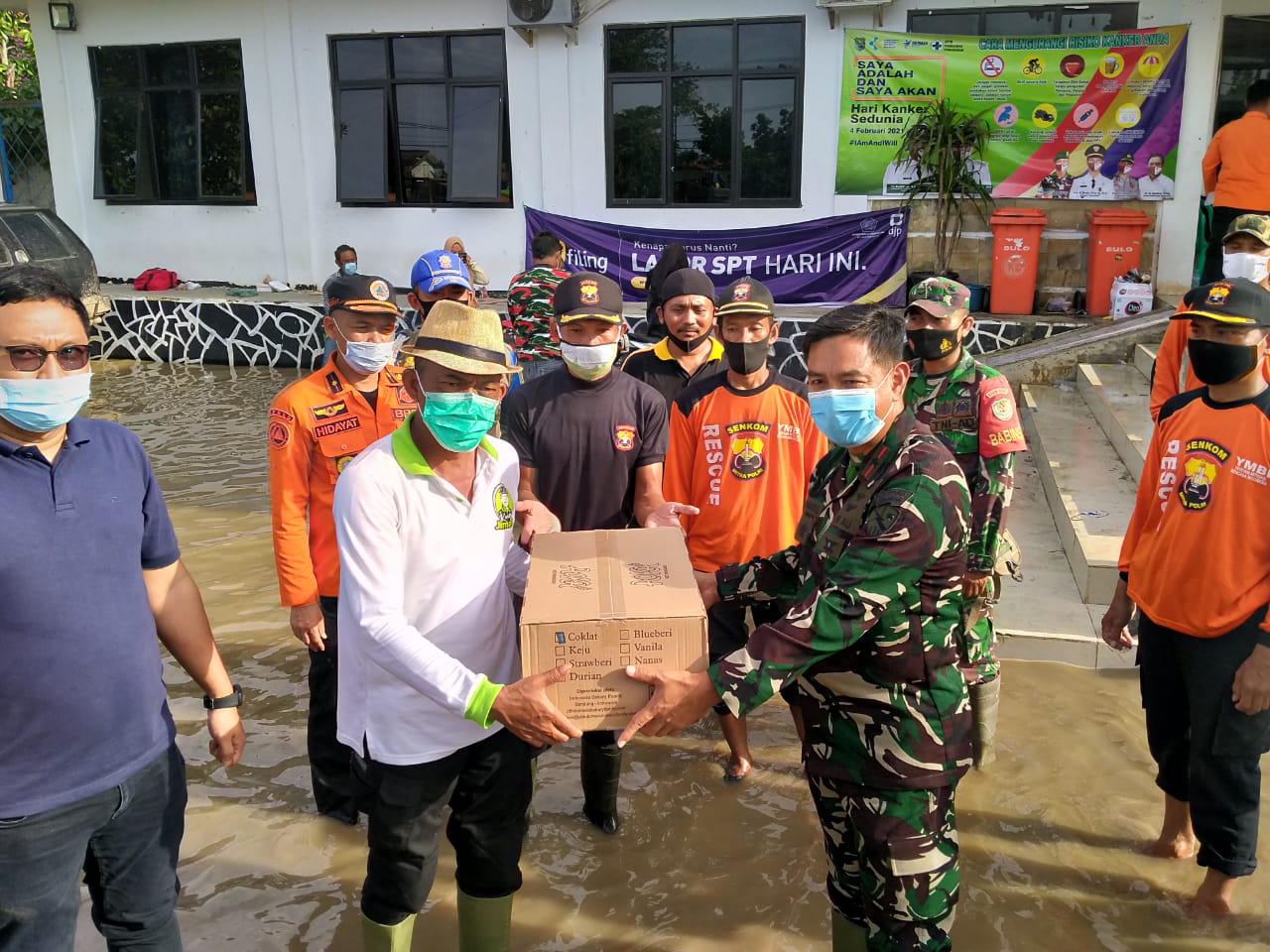 Danlanud Suryadarma Serahkan Bantuan Korban Banjir Di Subang