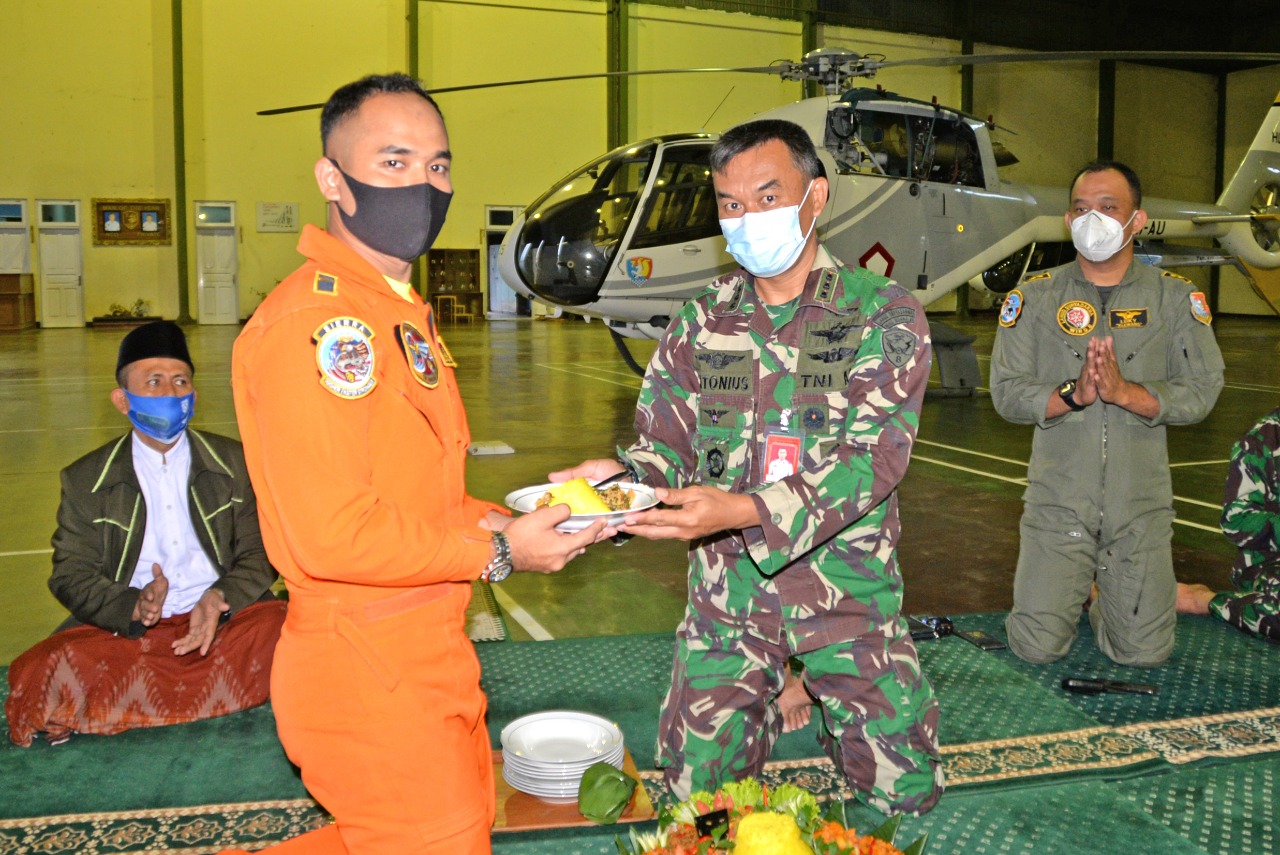 Latihan Terbang Malam Siswa Sekbang Terpadu A-98 Jurusan Helikopter