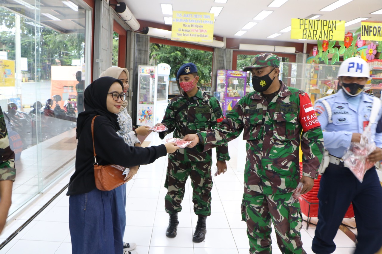 Lanud Suryadarma Terus Gencarkan Pakai Masker Kepada Masyarakat Subang