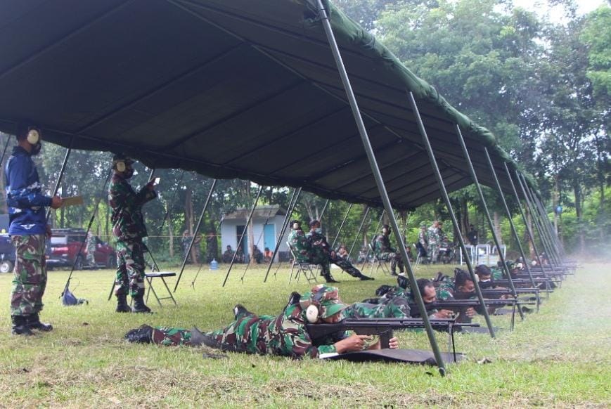 Anggota Lanud Suryadarma Terus Berlatih Untuk Tingkatkan Kemahiran Menembak