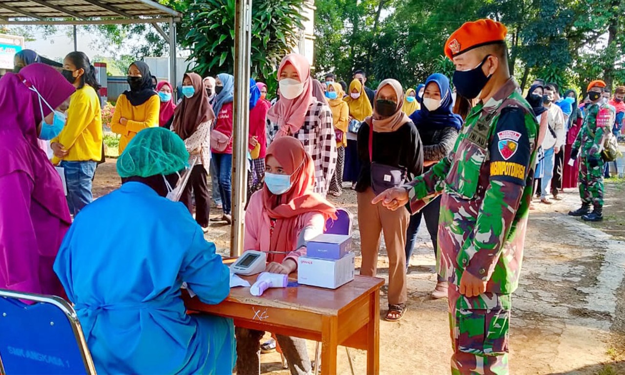 Binpotdiga Lanud Suryadarma Ikut Berperan Aktif Dalam Menyukseskan Serbuan Vaksinasi Kepada Masyarakat