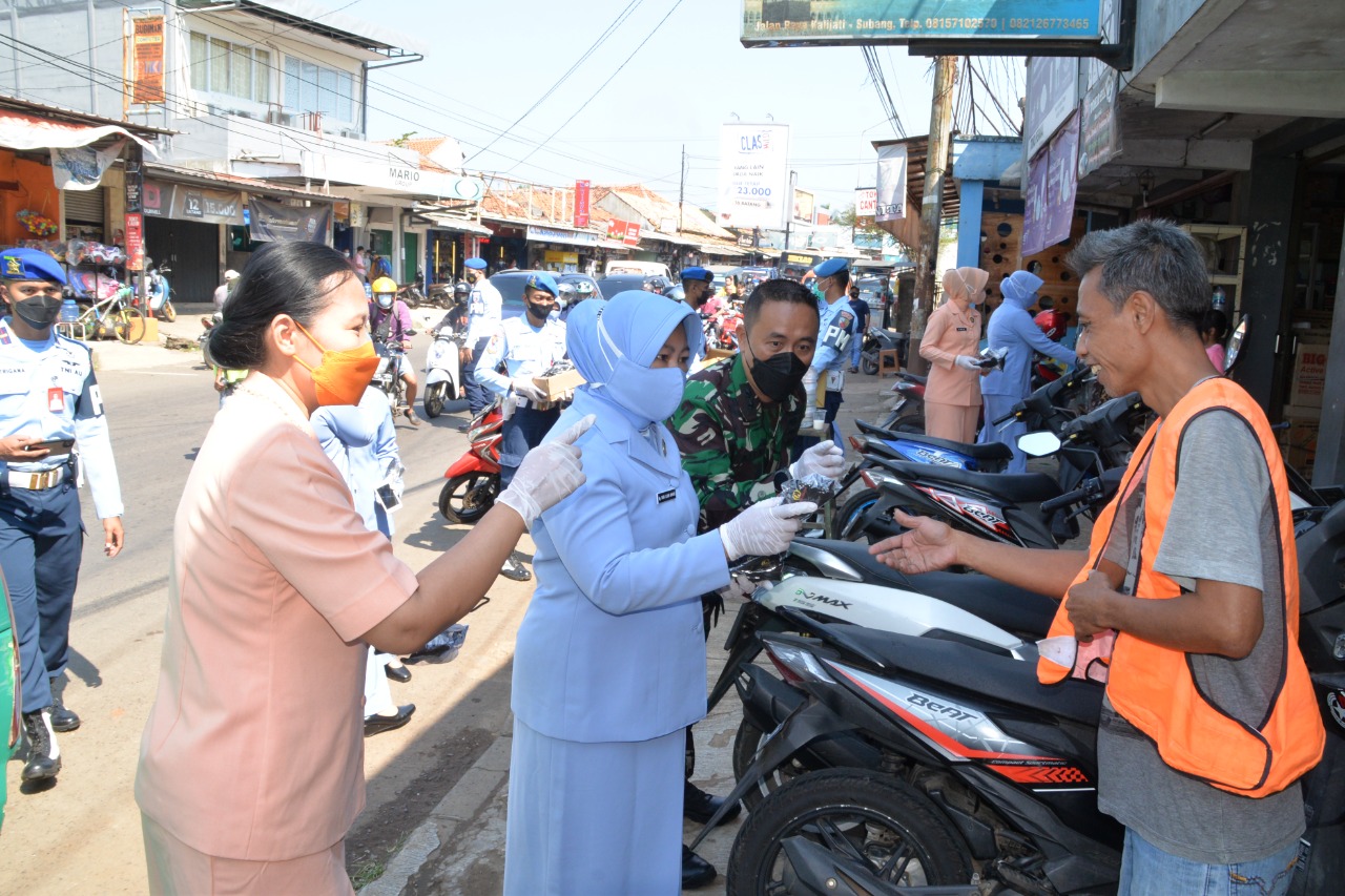 Peduli Covid-19, Pia AG Cabang 5/Daerah I Lanud Suryadarma, Bagikan Masker Gratis Di Wilayah Kalijati Subang