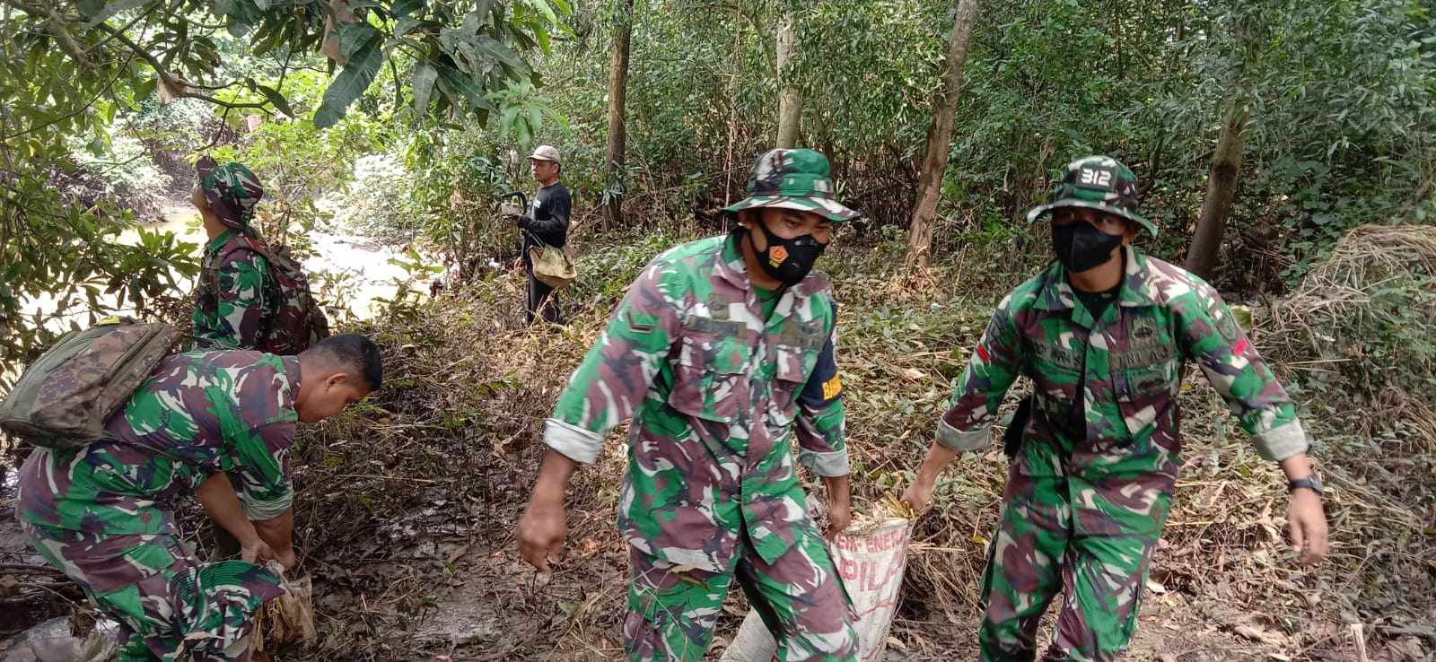 Lanud Suryadarma Laksanakan Mitigasi Bencana Angkat Sampah Dari Kali