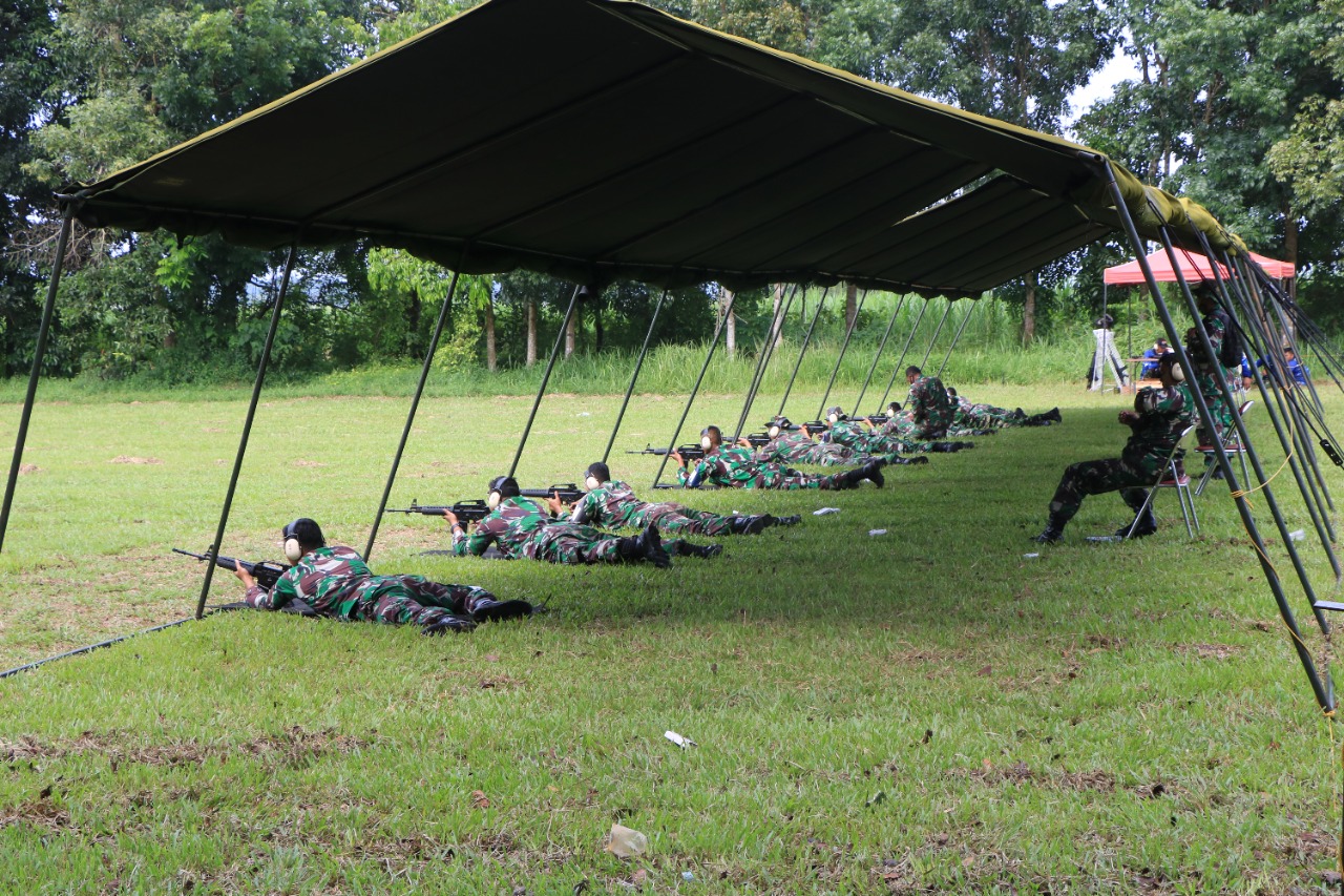 Anggota Lanud Suryadarma Laksanakan Latihan Menembak