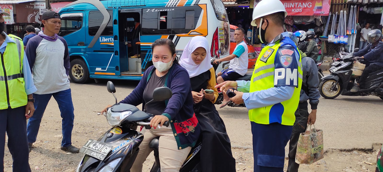 Anggota Satgas PPKM Lanud Suryadarma Melaksanakan Operasi PPKM di Wilayah Kecamatan Kalijati Subang