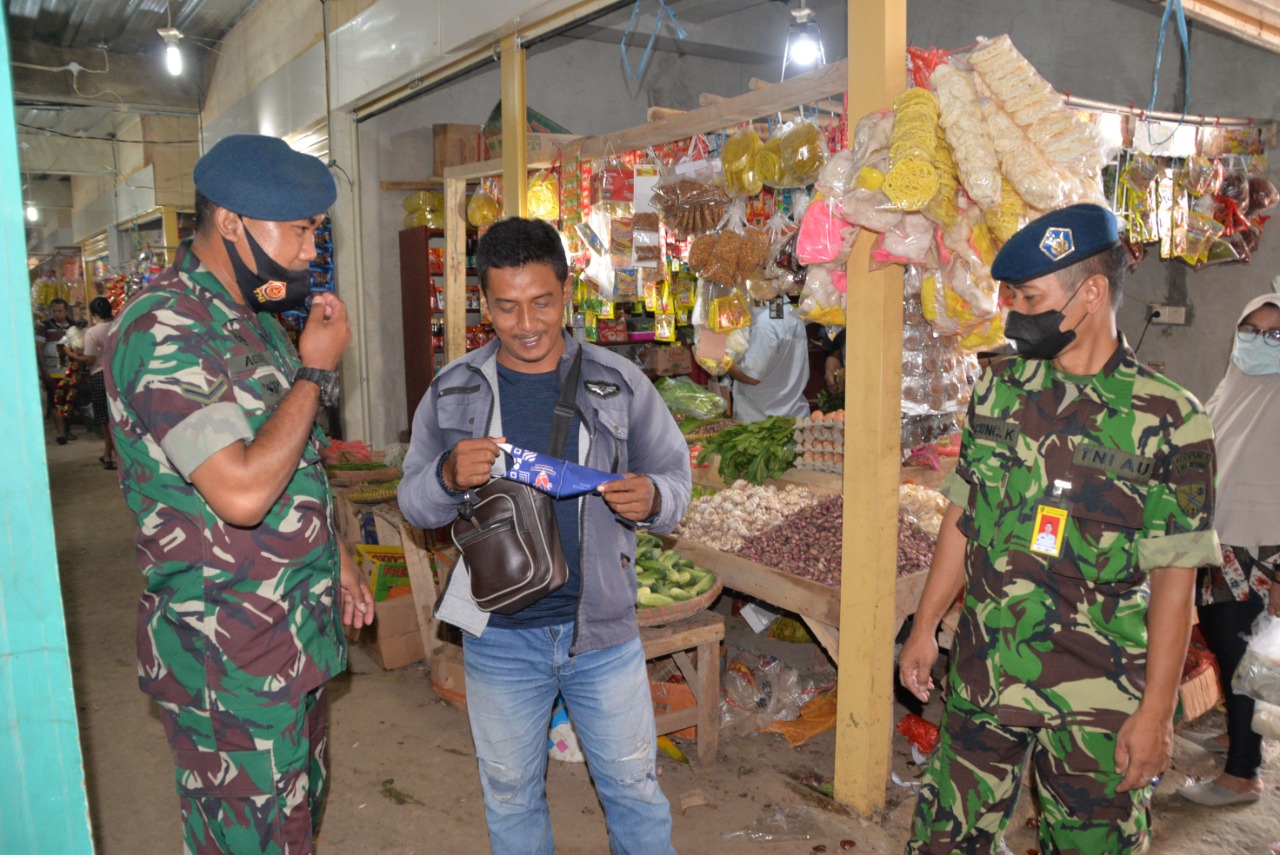 Anggota Satgas PPKM Lanud Suryadarma Terus Gelar Operasi PPKM di Wilayah Subang