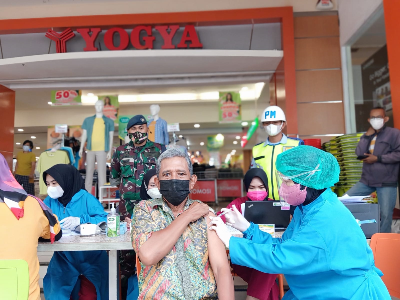 TIM MOBILE VACCINATION LANUD SURYADARMA SASAR TOSERBA YOGYA GRAND SUBANG