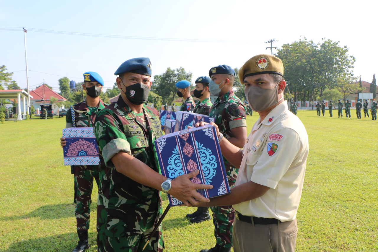 JELANG IDUL FITRI 1443, LANUD SURYADARMA MENGGELAR APEL KHUSUS PEMBERIAN BINGKISAN HARI RAYA