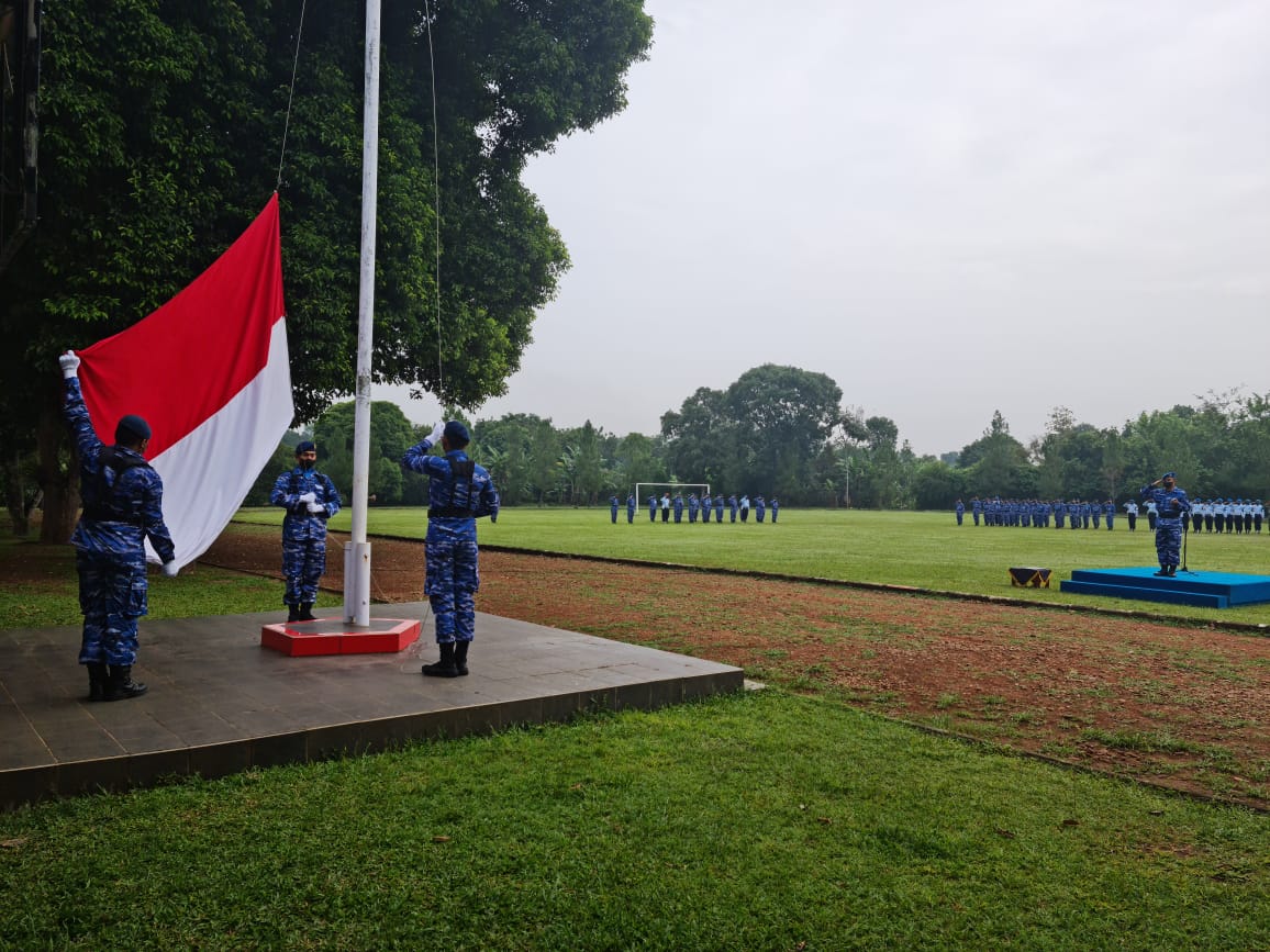 Danwing Pimpin Upacara Bendera Lanud Suryadarma