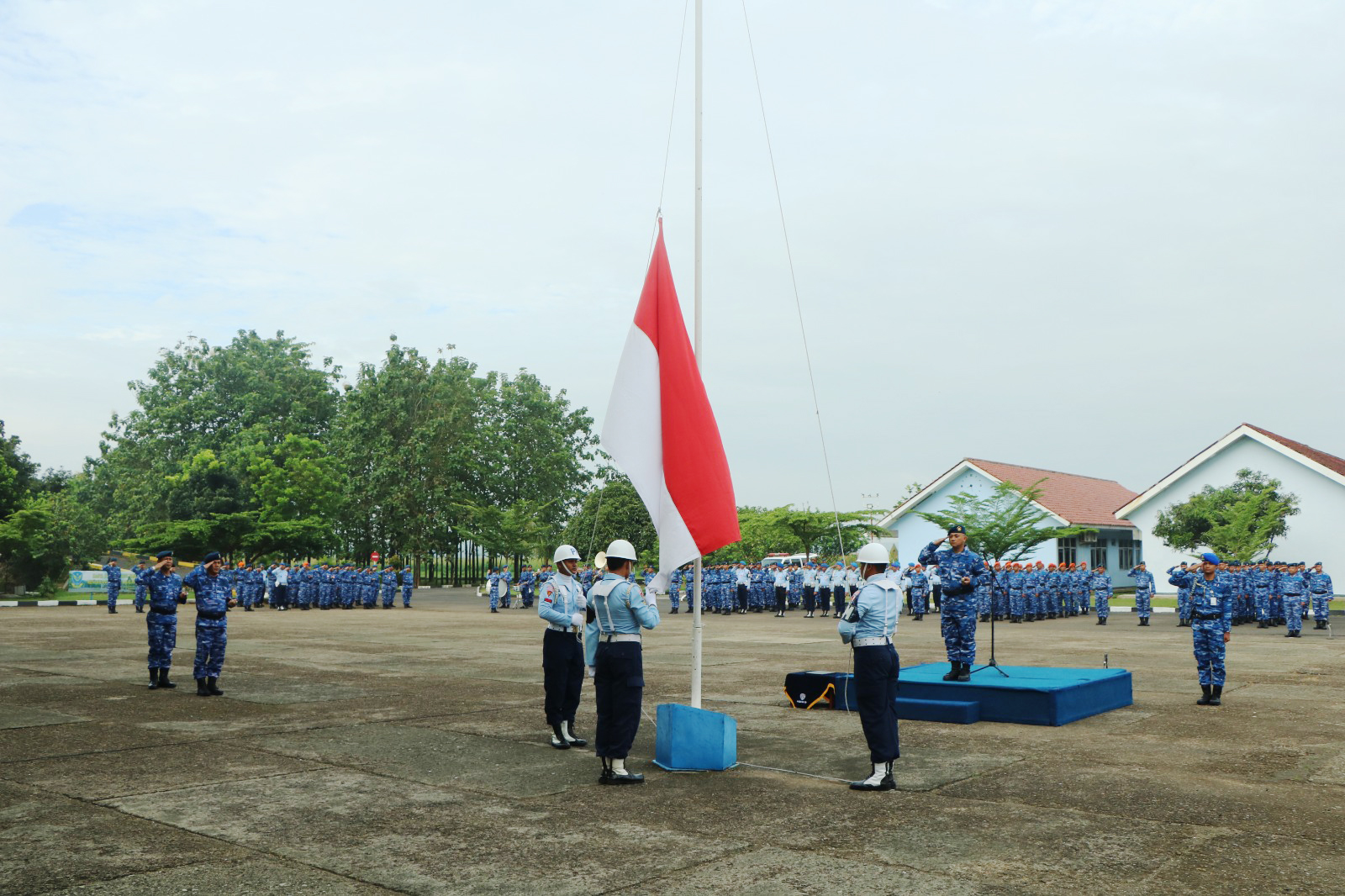 LANUD SURYADARMA MELAKSANAKAN  UPACARA BENDERA 17-AN